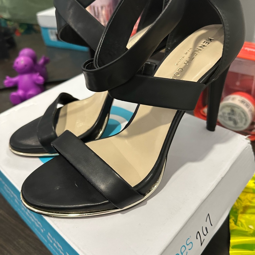 Kenneth Cole Black Stiletto Heels with Sleek Design